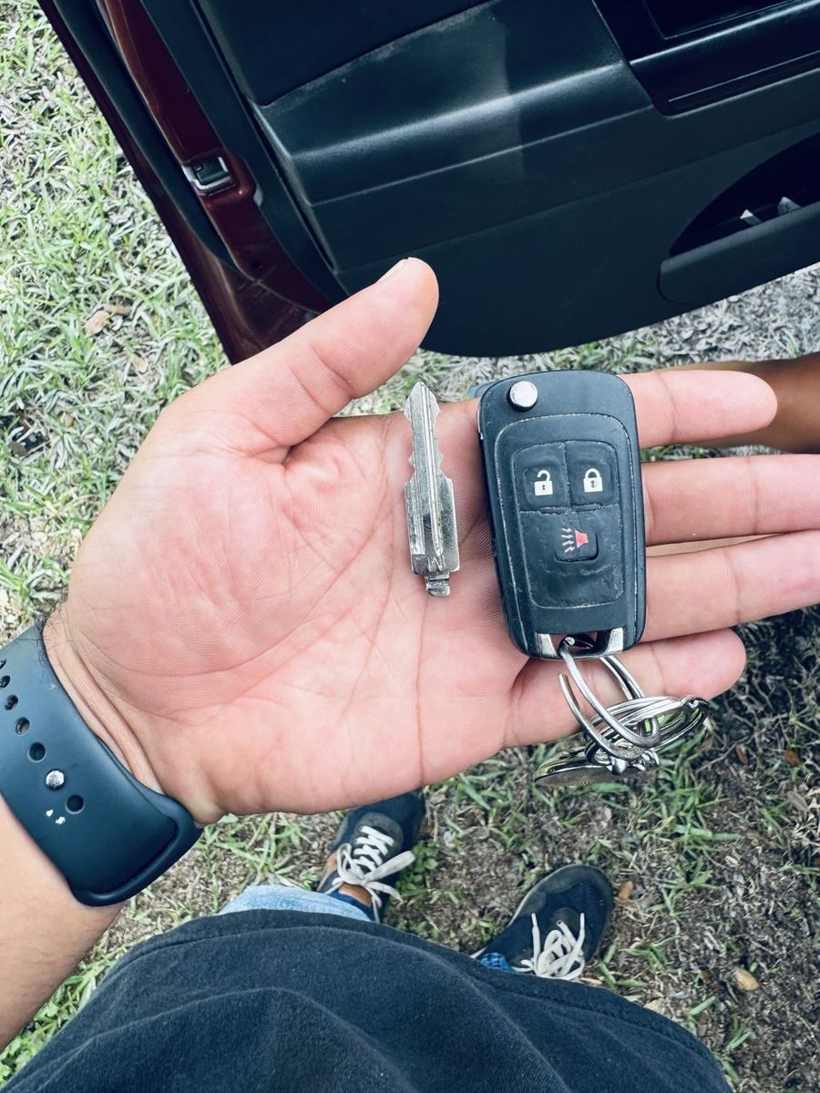 Chevrolet flip-key remote cut and programmed in the Torino neighborhood by St Lucie Lock and Key.